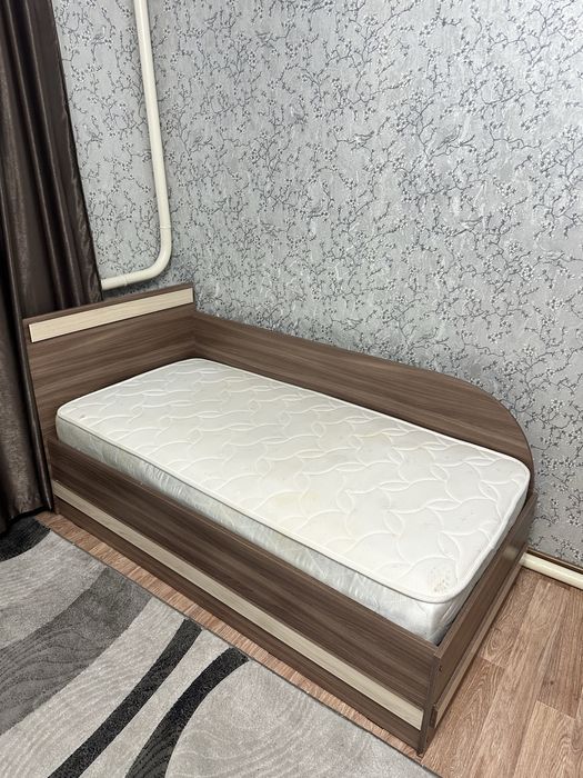 Кровать, подъемным механизмом