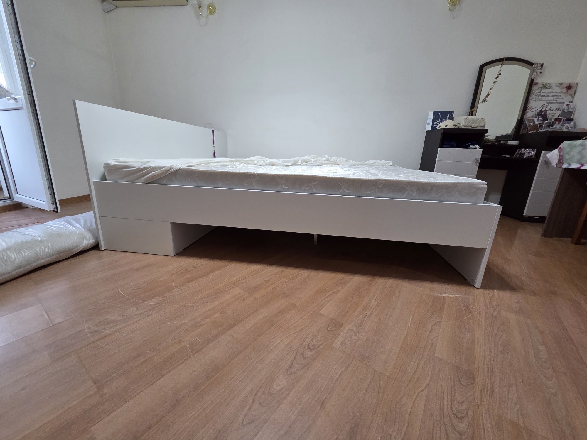 Кровать 180/200 в отличном состоянии продаётся в месте с матрасом