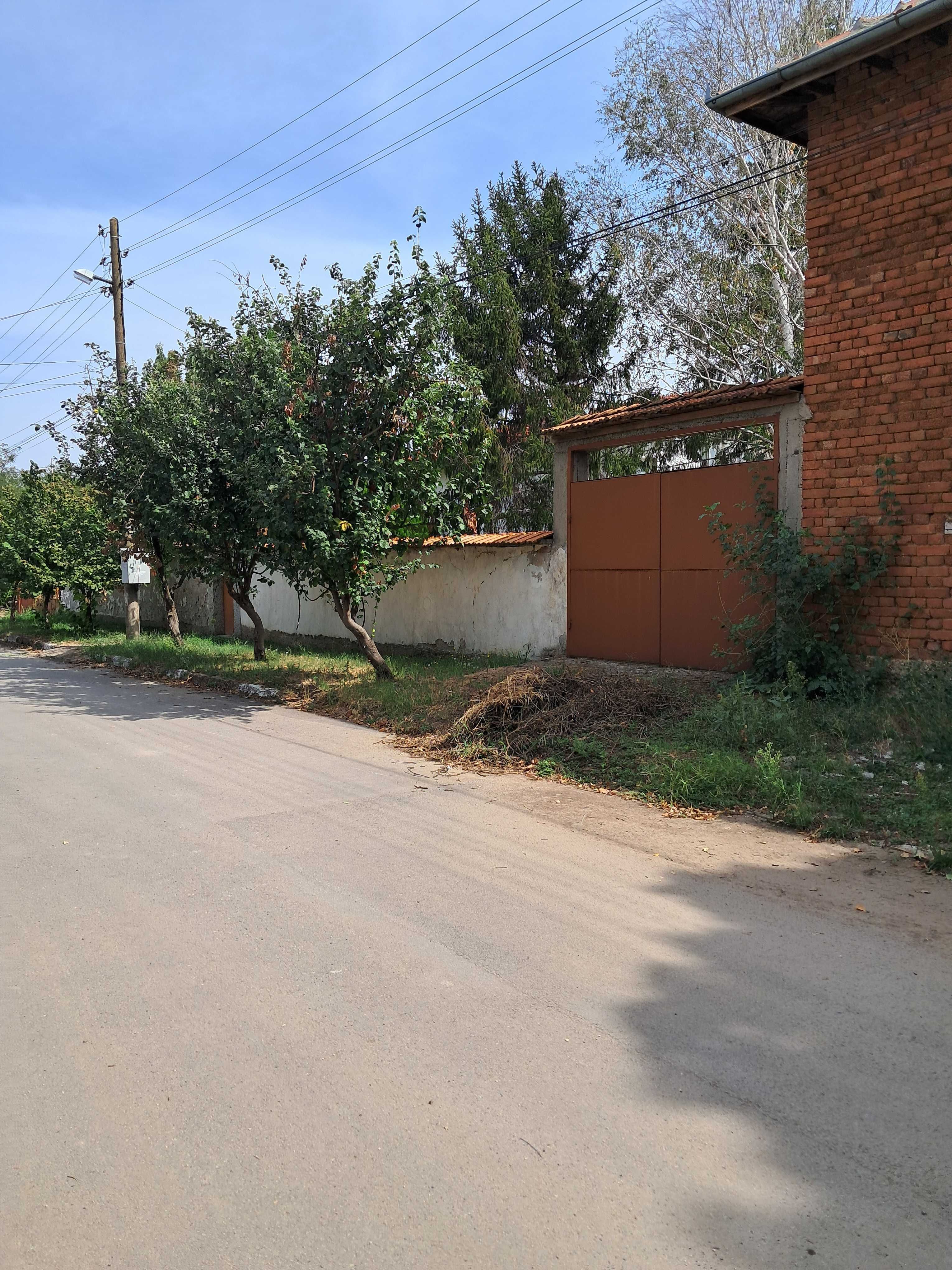 Нова къща с голям двор 1.6 дка