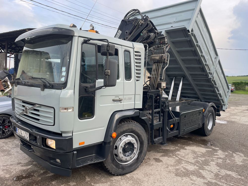 Camion cu macara basculabil volvo