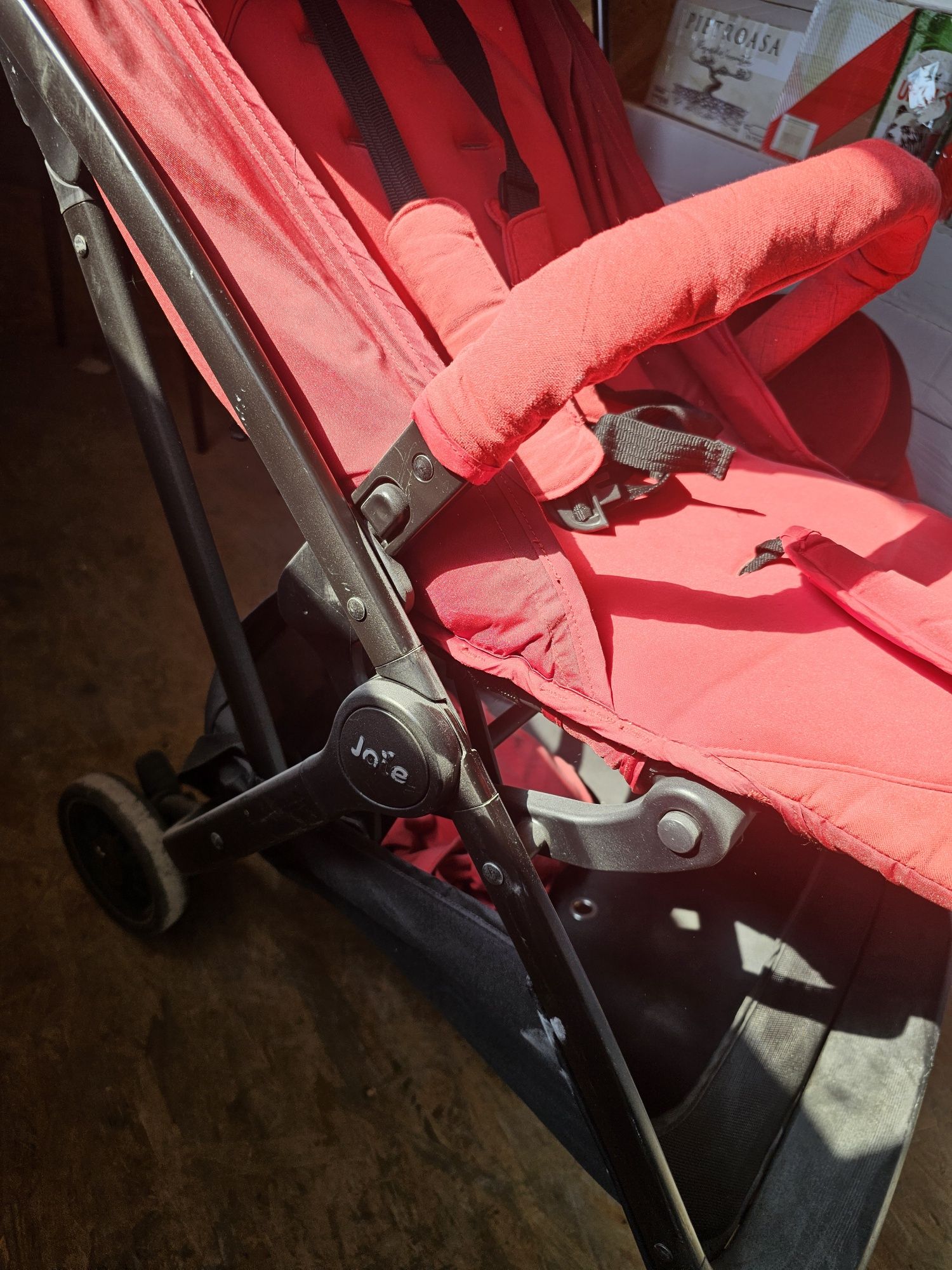 Set bebelus joie, scaun cu isofix si carucior pliabil usor