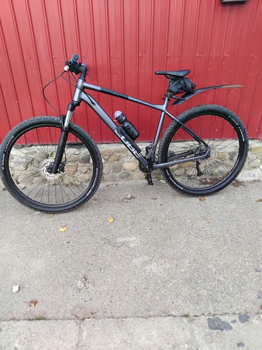 Vand bicicleta cube în stare buna are roti de 29 si frane pe disc
