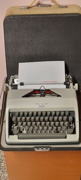 Mașină de scris Olympia Monica impecabilă