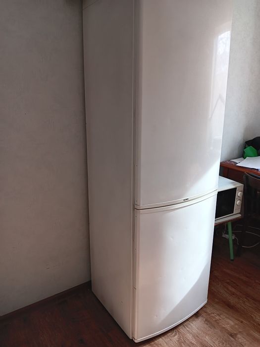 Холодильник двухкамерный Whirpool.