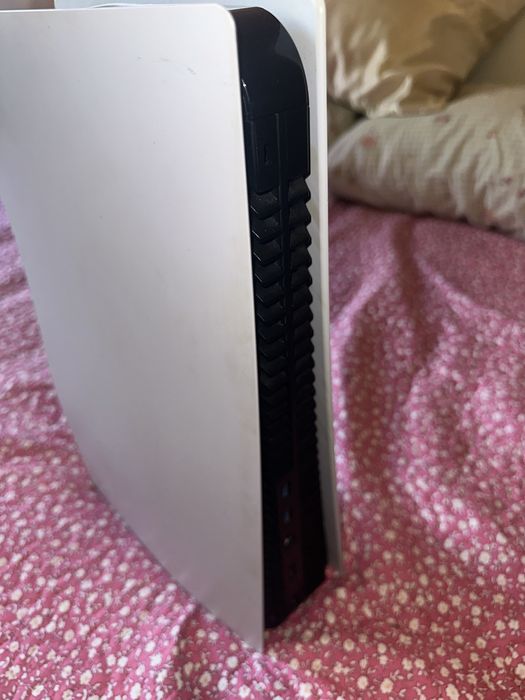 Плейстейшън 5 със джойстик