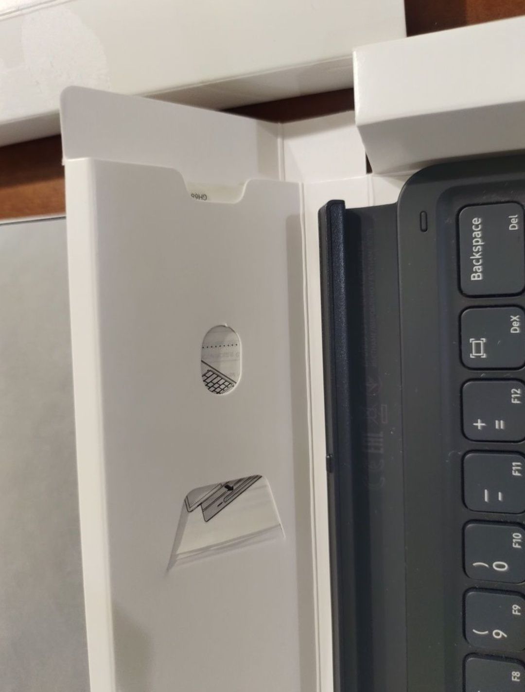Samsung Galaxy Tab S8/S7 Book Cover Keyboard (чехол-клавиатура).