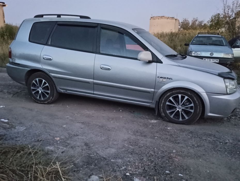 Автомобиль Kia Carens