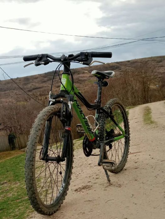 Cadru de MTB puține zgârieturi la schimb cu jante pe 24