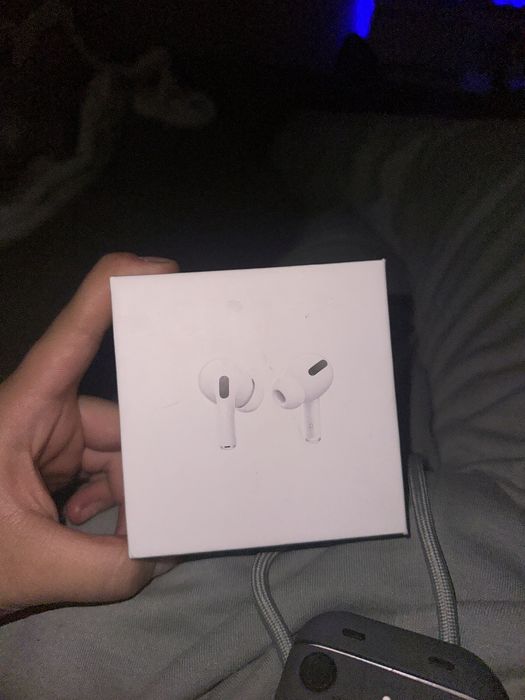 Vand airpods 2 pro cu husa