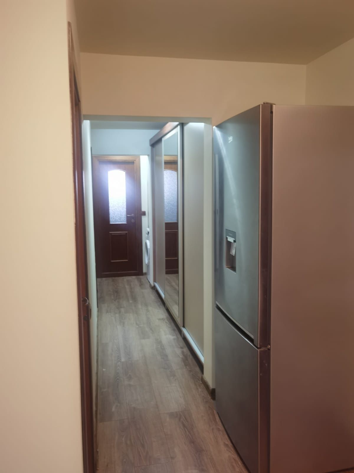 Închiriez apartament 3 camere