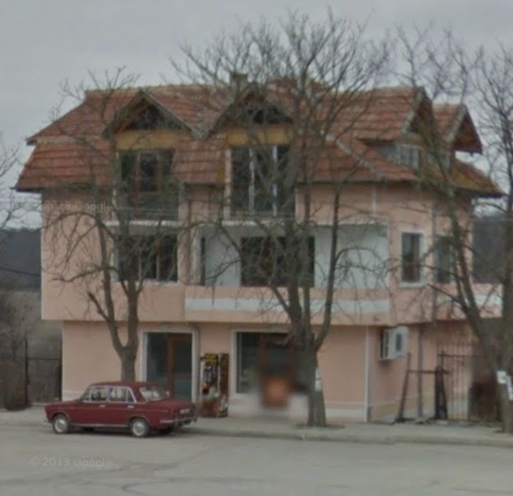 ПРОДАВАМ голяма къща с двор центъра с. Звездица