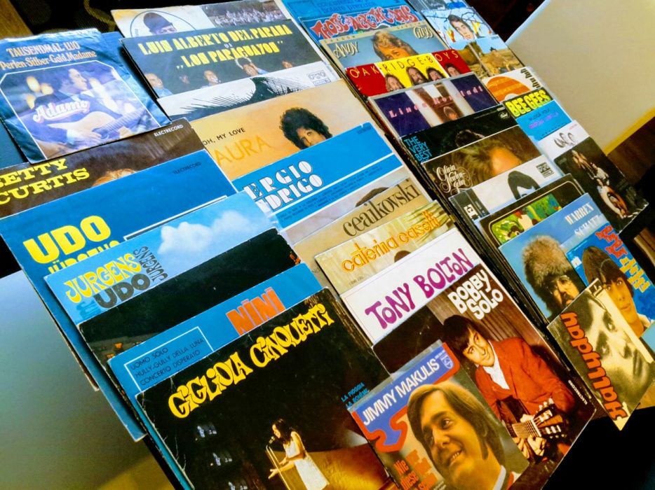 Colectie discuri vinil anii 1960 Prețul fix Se vinde toată colecția.