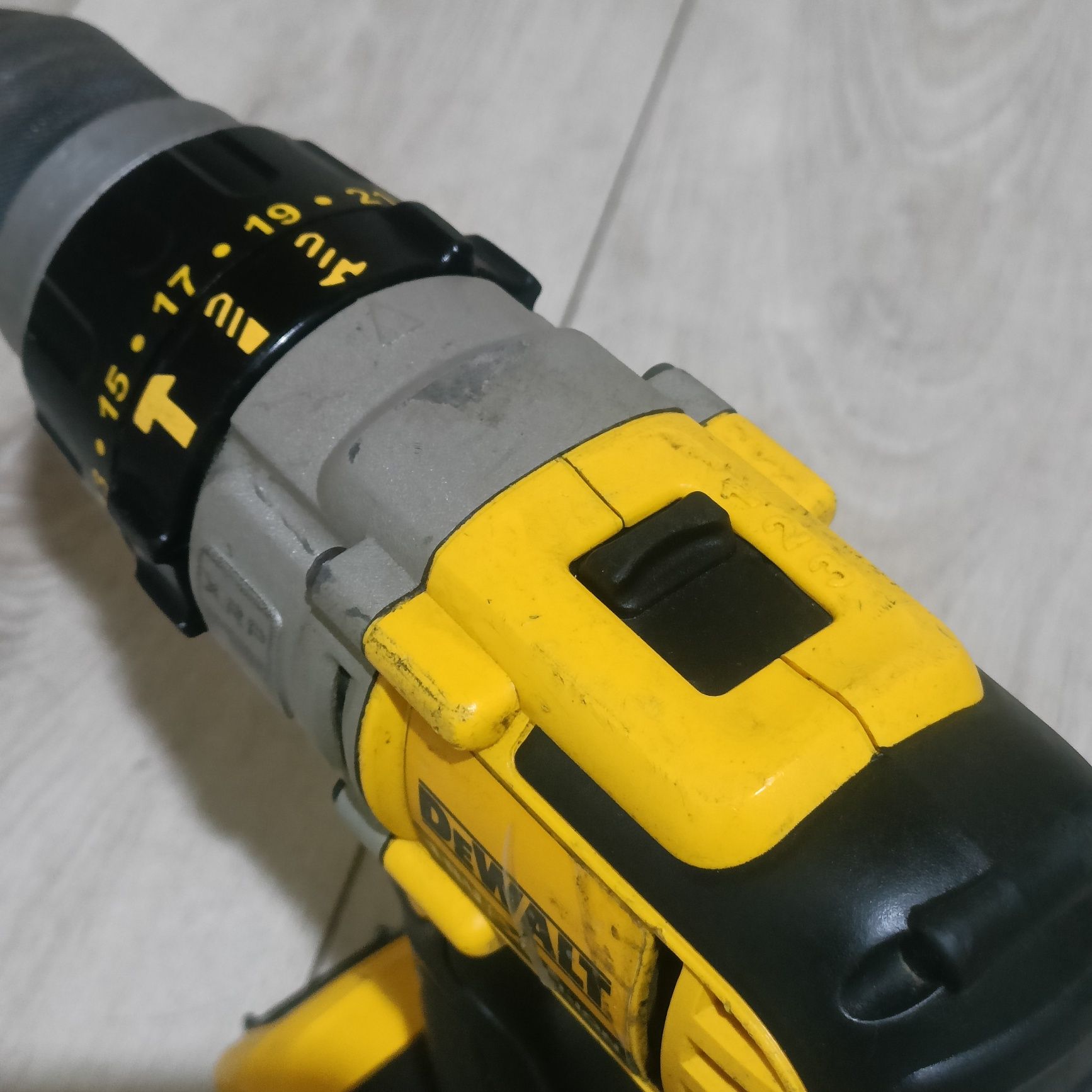 Filetanta cu percutie DeWalt DCD985