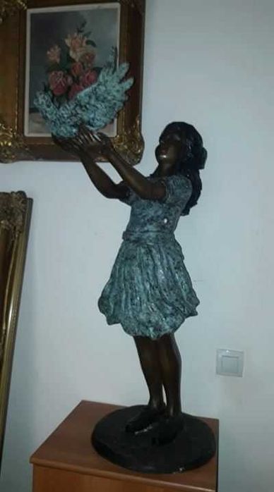 Statuie de colectie din bronz fetita cu porumbel