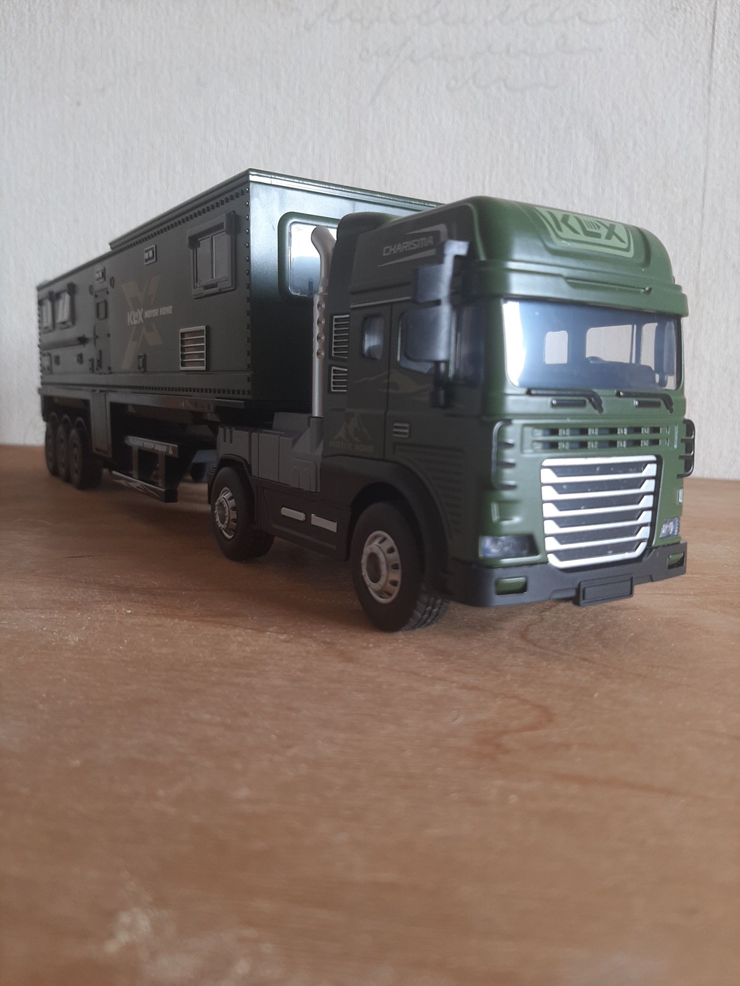 Военный грузовик.