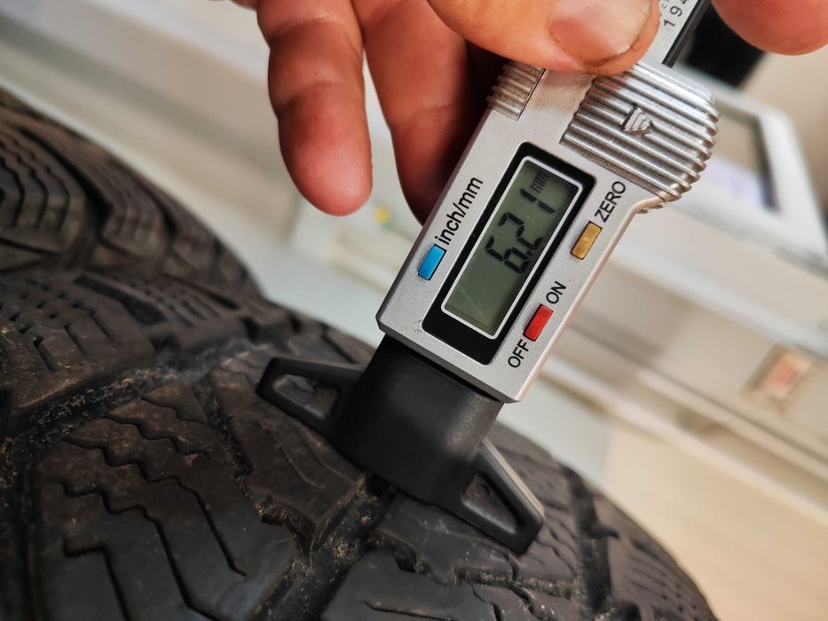 4бр.зимни гуми 215/60/17C Semperit