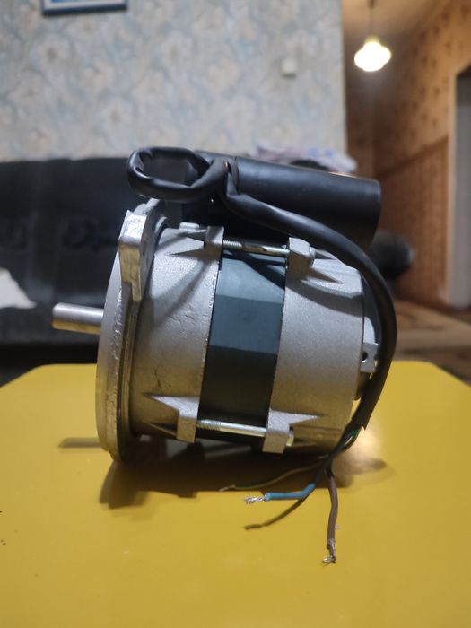 Электродвигатель флянцевый 220 вольт, 50 герц, 90 ватт. Итальянск