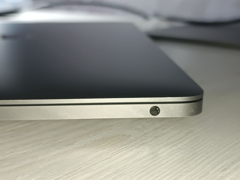 MacBook Pro 13" (2020) / 256/8, Intel Chip