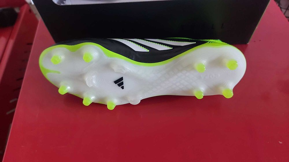 Футболни обувки adidas