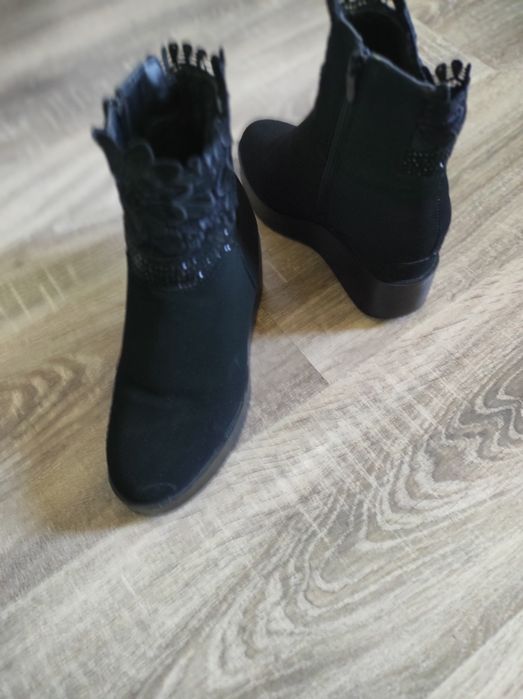 Дамски велурени боти