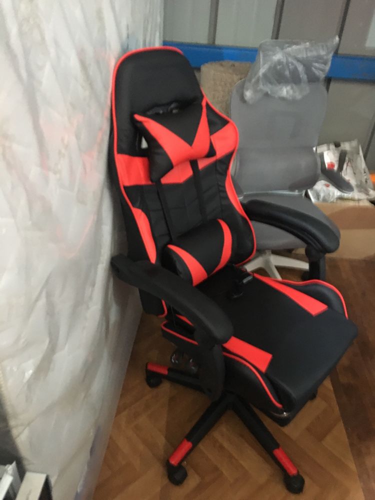 Scaun gaming cu functie de masaj nou