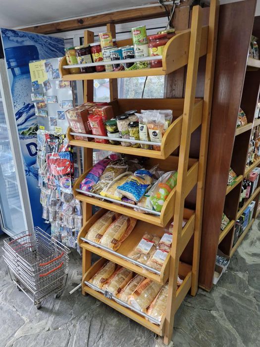 Дървени стелажи за магазин