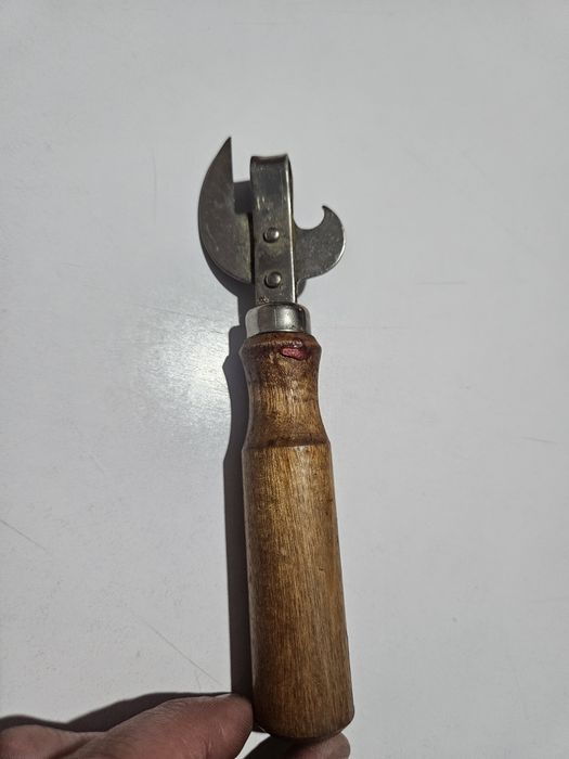 Ретро отварачка с дървена дръжка