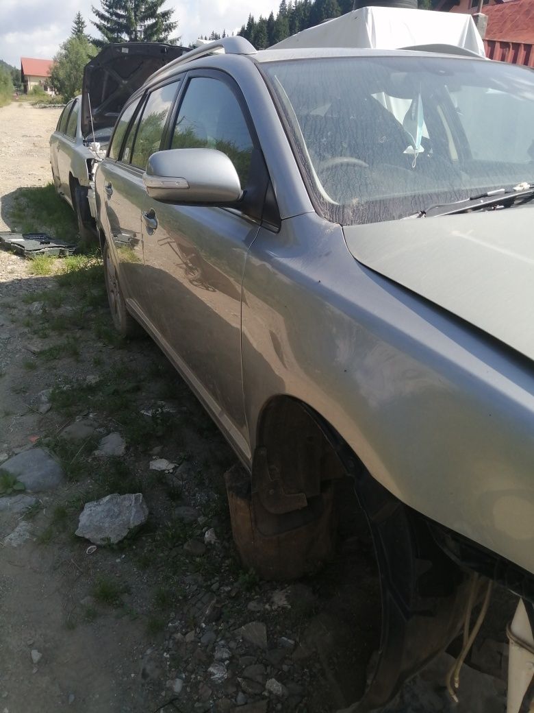 Dezmembrez Toyota avensis T25 an 2005 - 2008