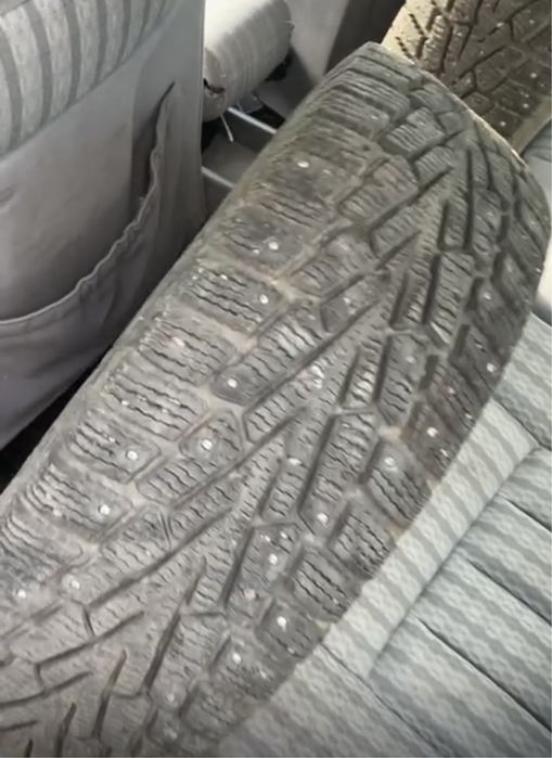 Продам две зимние шины на 16