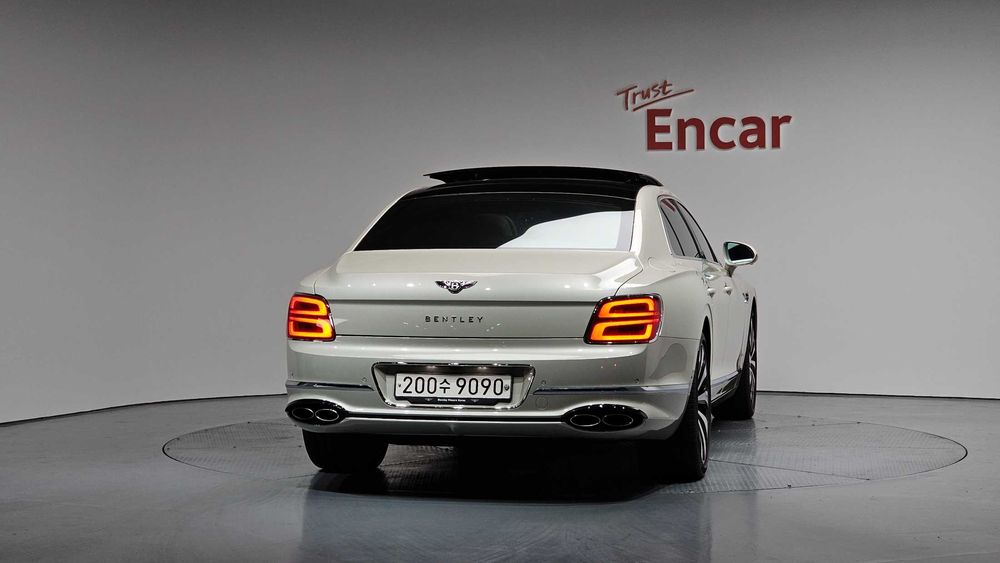 Bentley Flying Spur 4.0 Azure — 2024 год