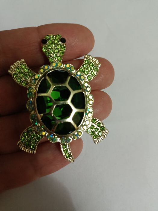 Броши  яркие бренд Шанель и т.д  в отл сост