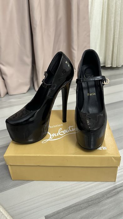 Почти новые туфли . 37-38 размер . В идеальном состоянии.