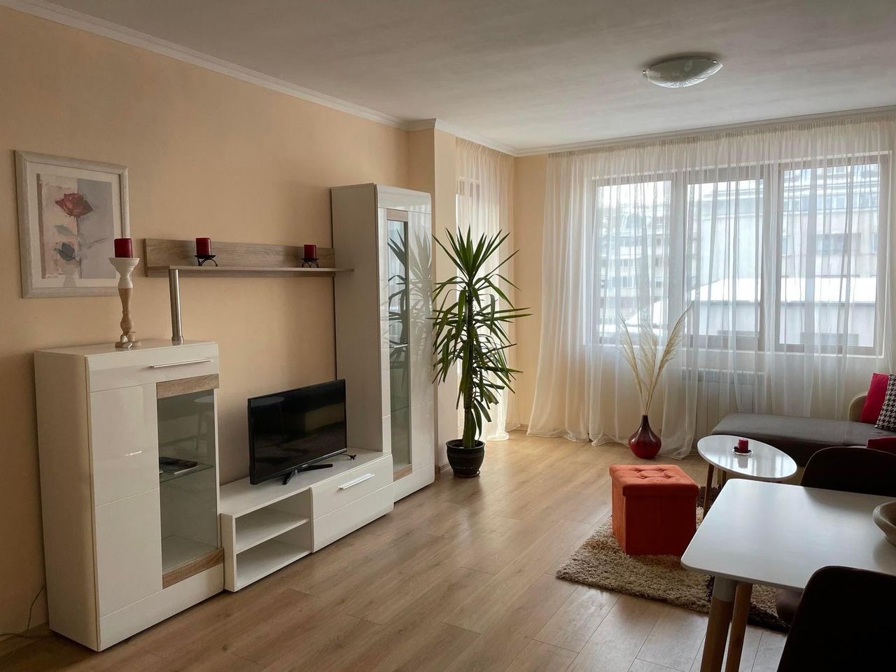 Дава се под наем Двустаен апартамент в София, Борово - 62 кв.м за 600 € - Снимка #2