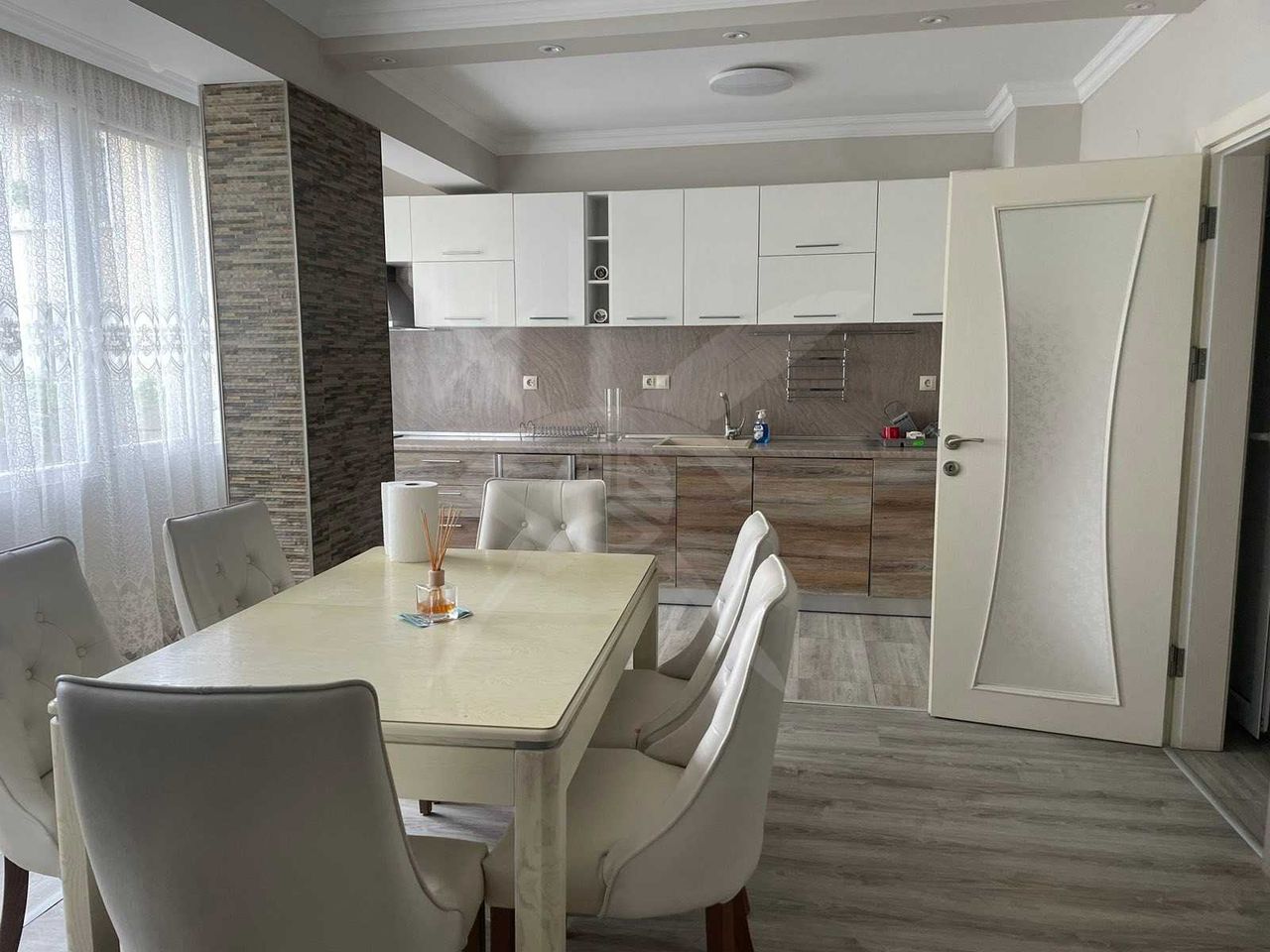 Продава се Тристаен апартамент в Пловдив, Кършияка - 100 кв.м за 2000 €/кв.м - Снимка #1