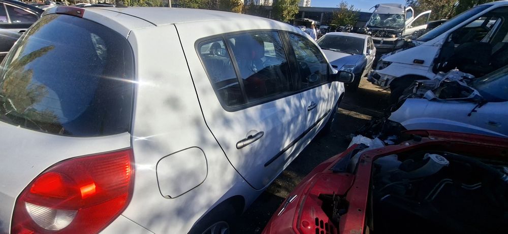 Dezmembrez Renault Clio 3 Automata 1.6 B 2008