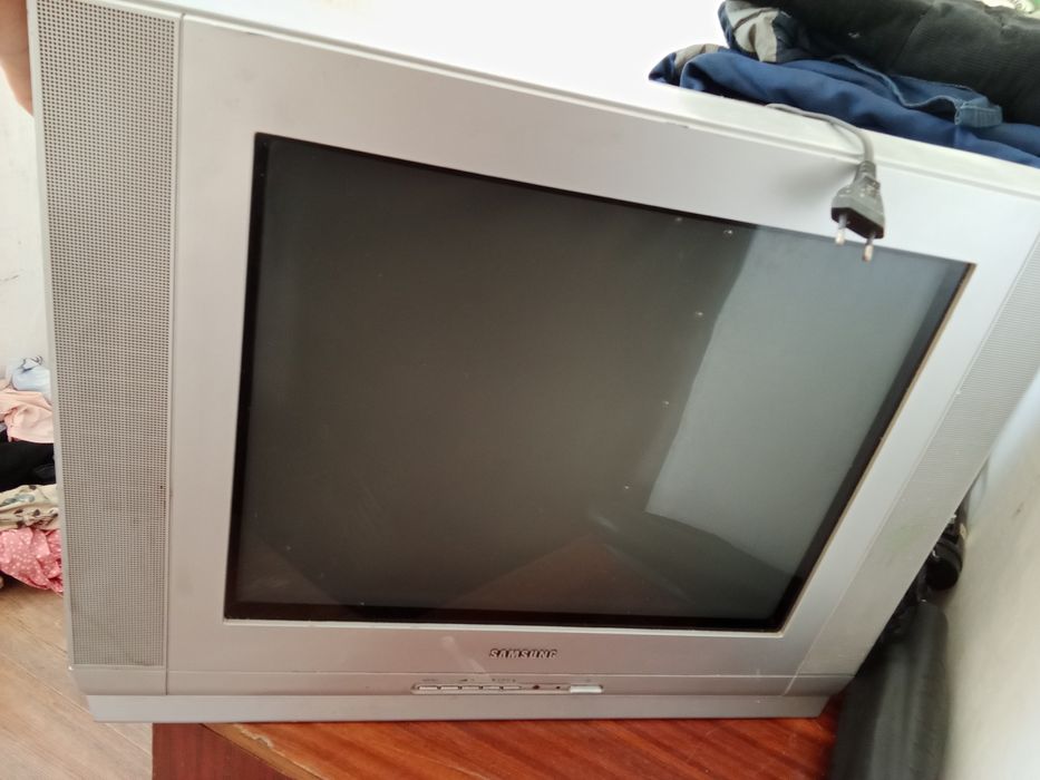 Большой старый телевизор