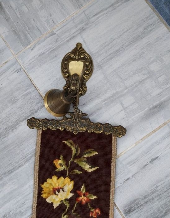 Goblen cu clopot bronz la întrare