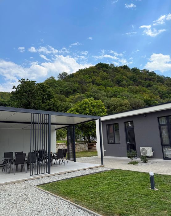 Ofer spre închiriere cabană situată în Baziaș , pe malul Dunării