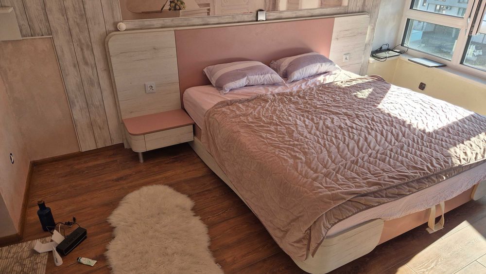 Модерно легло с нощни шкафчета и дизайнерска табла