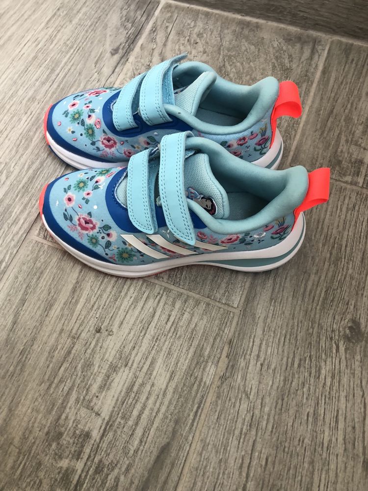 Продавам детски маратонки  Adidas