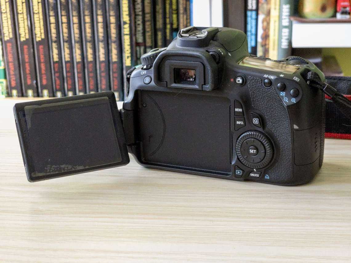 Фотоапарат Canon EOS 60D без обектив с батерии