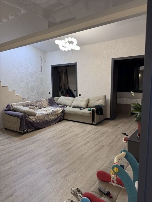 Срочно горщая цена 3х переделанная в 4х комнатная квартира