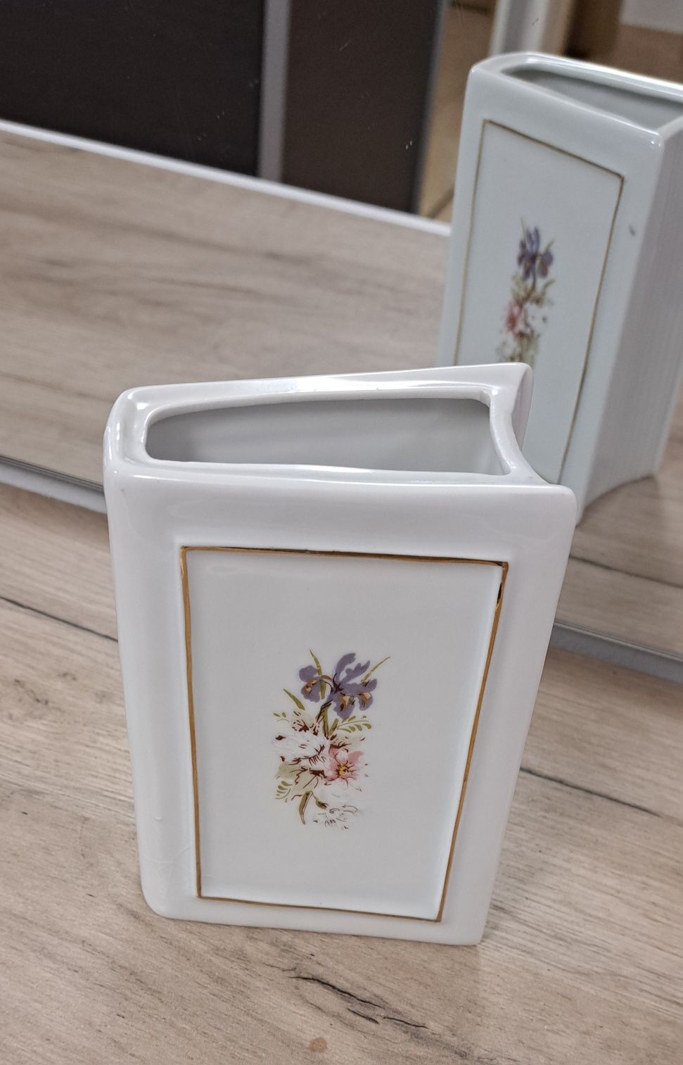 Vand o carte din porcelan