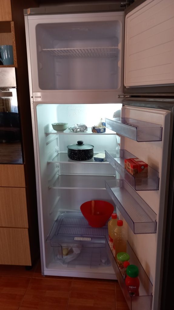 Vindem frigider Beko