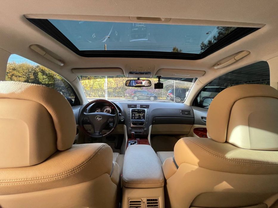 Продается автомобил LEXUS GS 300