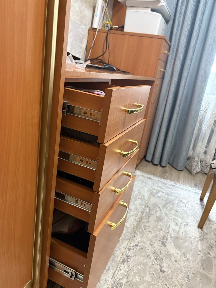 продается строениеный шкаф и комод