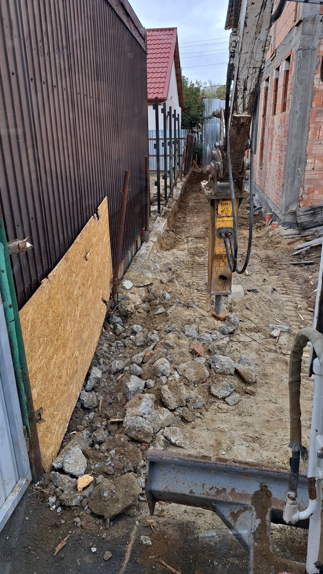 Inchiriez miniexcavator fose septice, beciuri, șanțuri, fundații cu mi