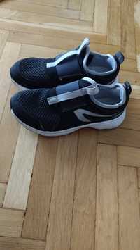 Pantofi sport noi 34, usori, textil, talpa de spuma