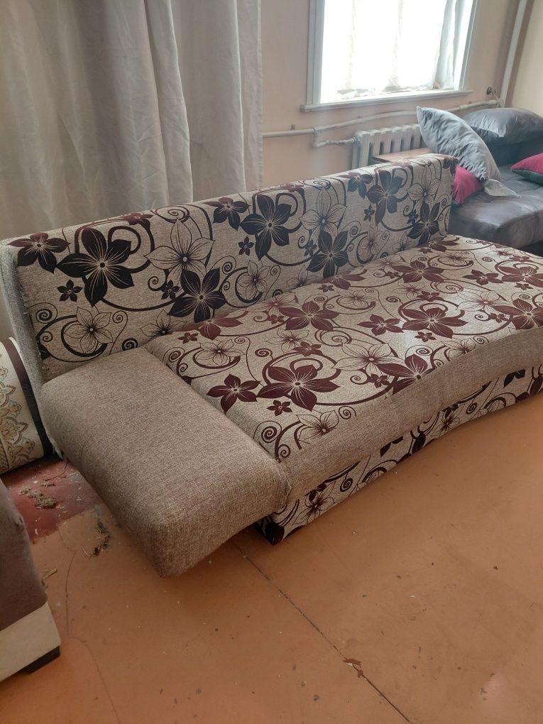 Продам диван для гостиной