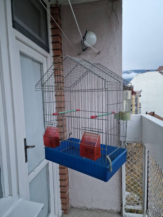 Клетка за птици с хранилки